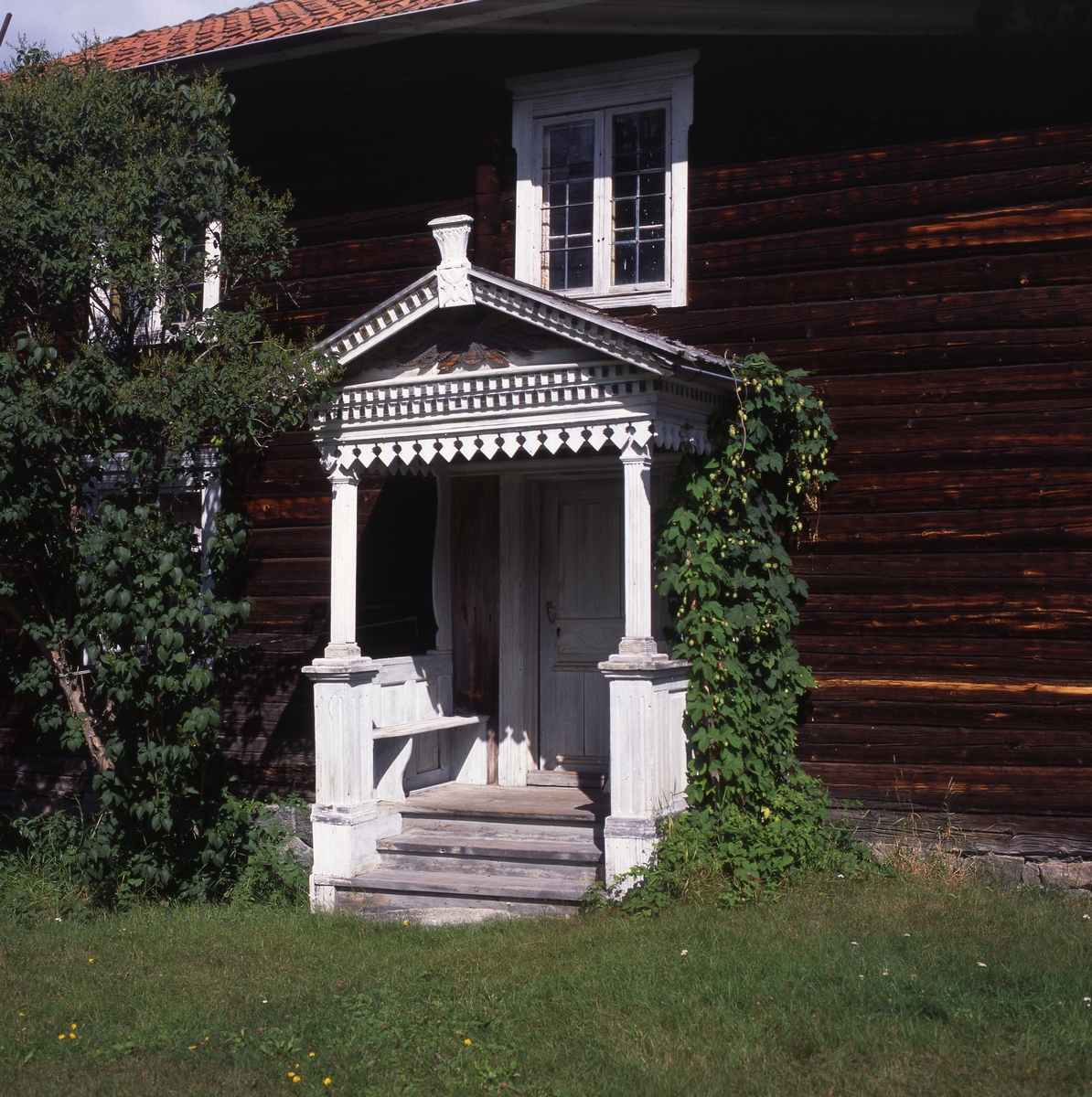 "Stampas" enkelstuga med brokvist på Schols gården 5 augusti 1995.
