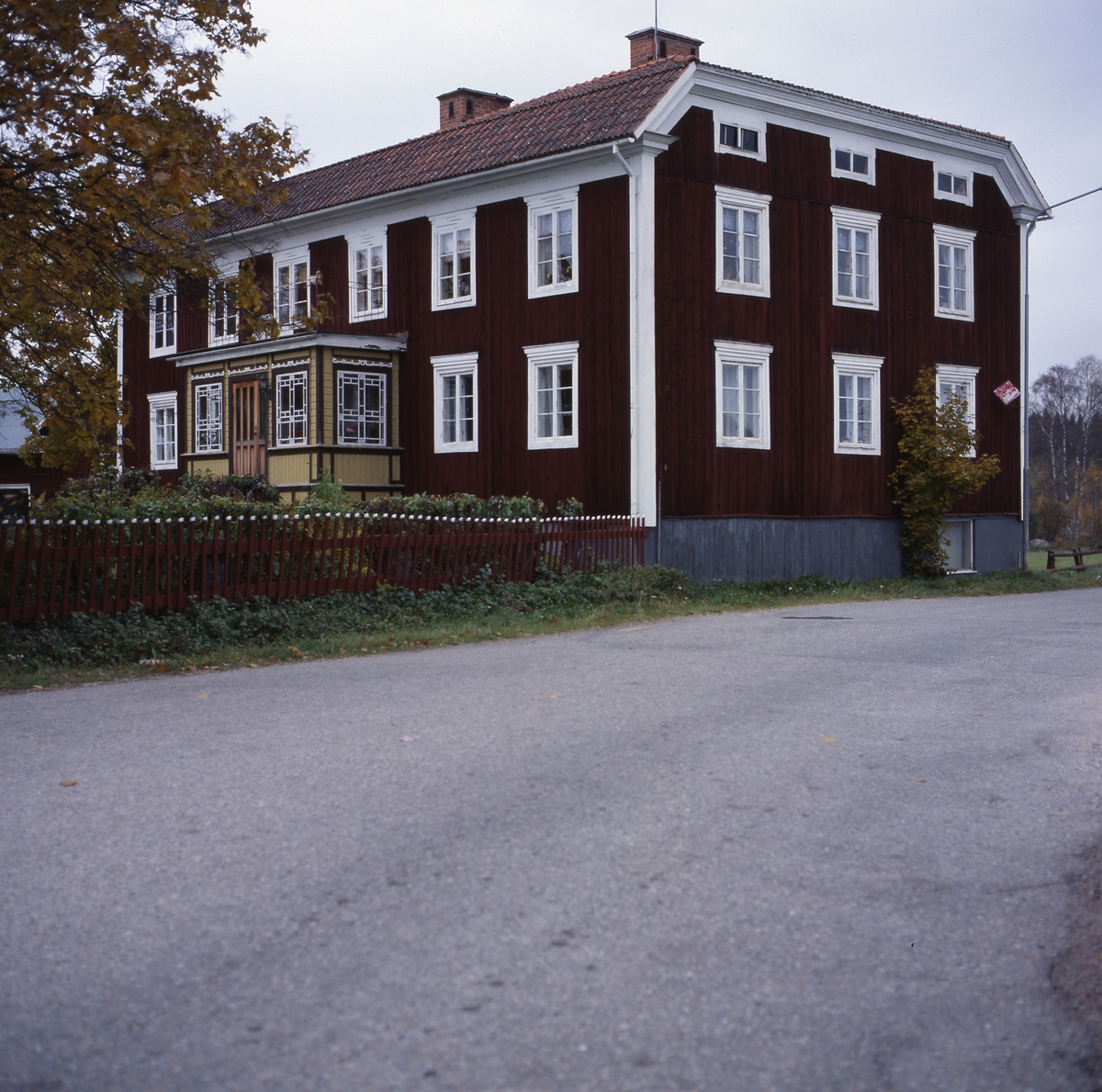 Gården Pallas med valmat tak och inglasad förstukvist, Ovanåker 7 oktober 2001. Farstudörr insatt 1974.
