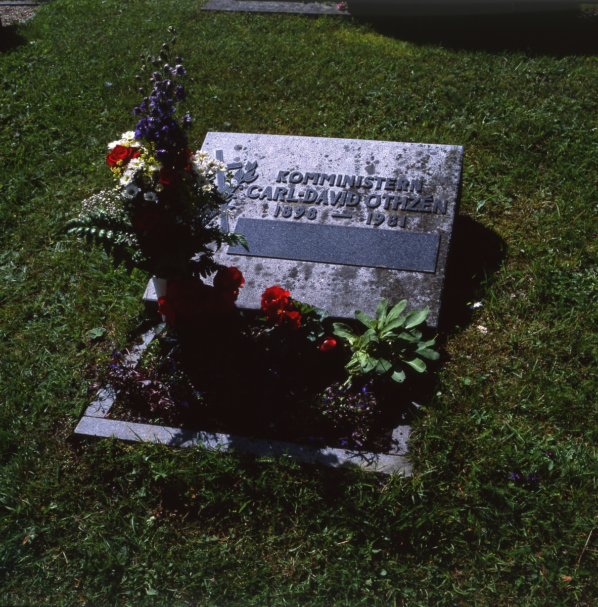 Prästen och författaren Carl-David Othzén's 100-årsminnesdag. Hans gravsten på kyrkogården i Gruvberget 19 juli 1998.