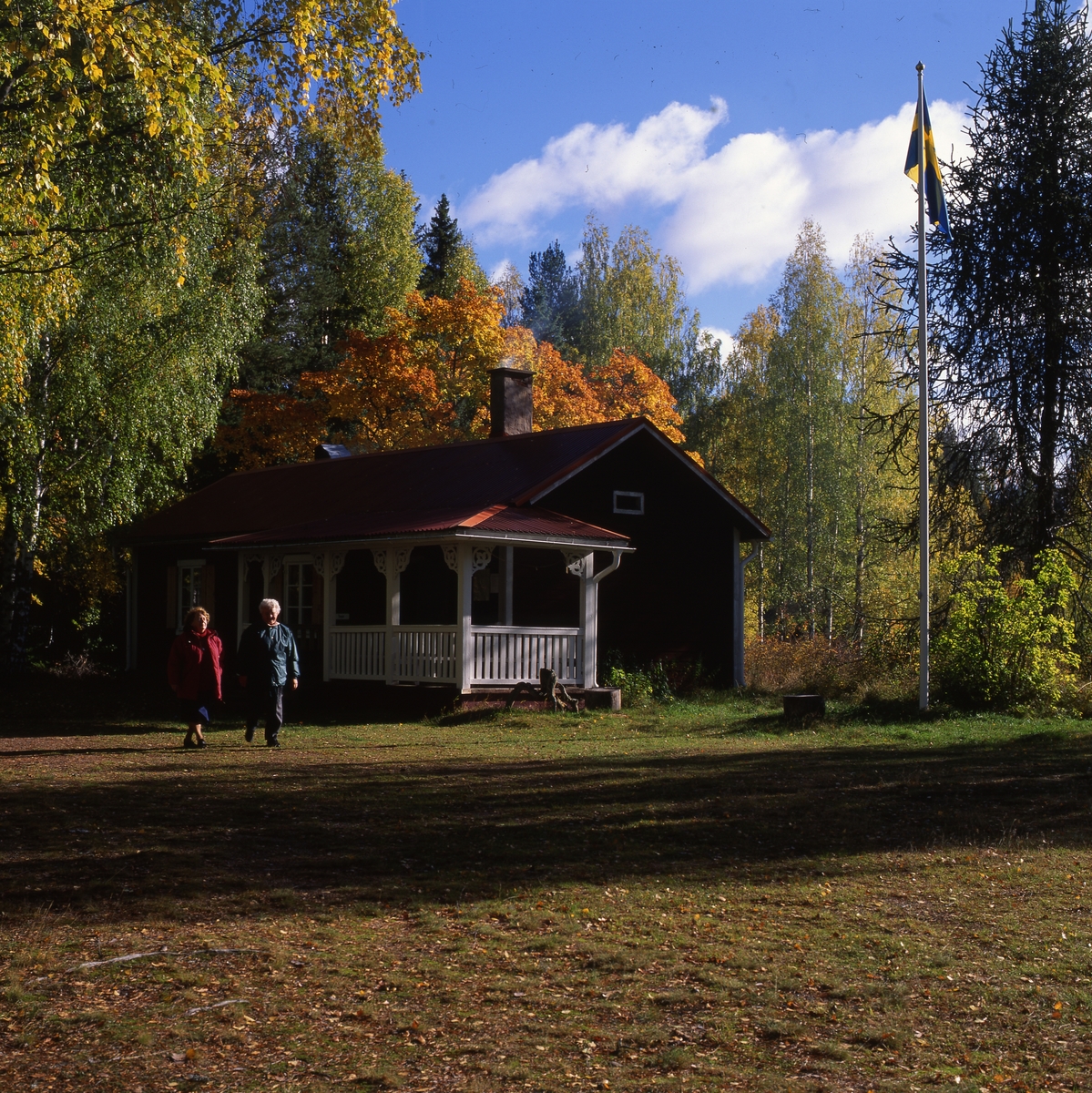 Vid Albert Vikstens torp vid Ängratörn,  4-5 oktober 1997.  "Målarbesöket" Deisy och Gunnar var med. Fina höstfärger. Det är sol och flaggan är hissad.