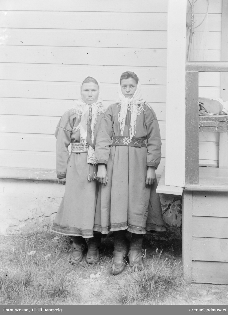 To koftekledte kvinner, til høyre Inga Karen Johnsen, (g. Svenske) fra Sandnes, fotografert utenfor doktorgården Solheim, Kirkenes.