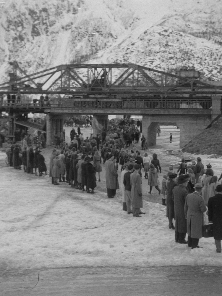 Feiring av frigjøringen, folketog som går under Jernbaneonergangen mot Skjervbrua.