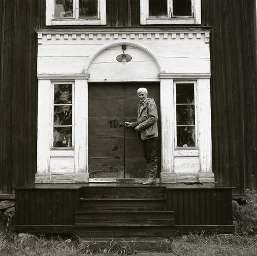En man står på en trappa framför en dörr av kopparplåt, juli 1981.