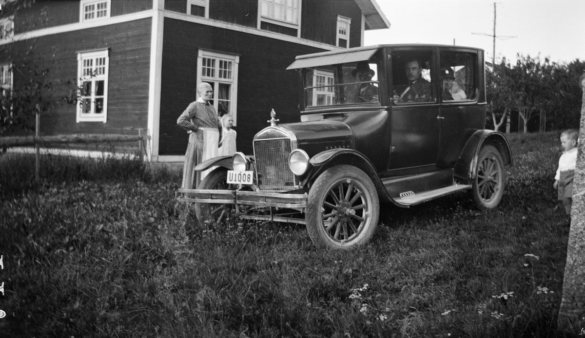 Bil med passagerare vid bostadshus i Sävasta, Altuna socken, Uppland 1927