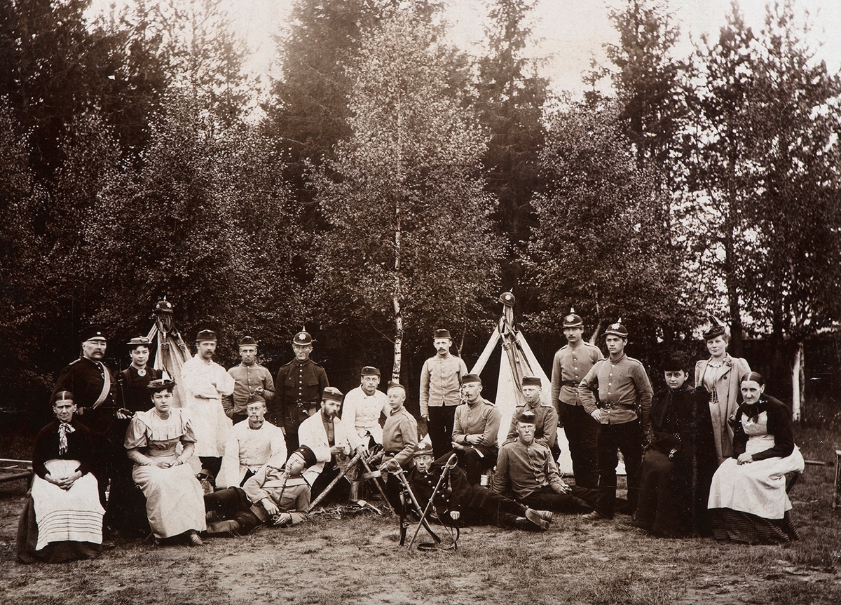 Gardermoen 1893, militære, uniformer, kvinner i sivilt.