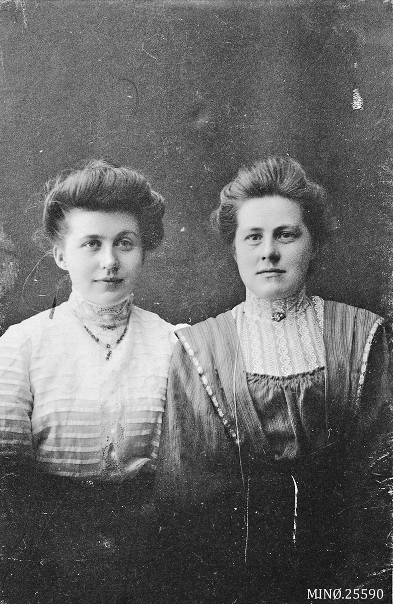 Portrett av to kvinner. Maja Vågan, f. Guldal og Kristine Grådal