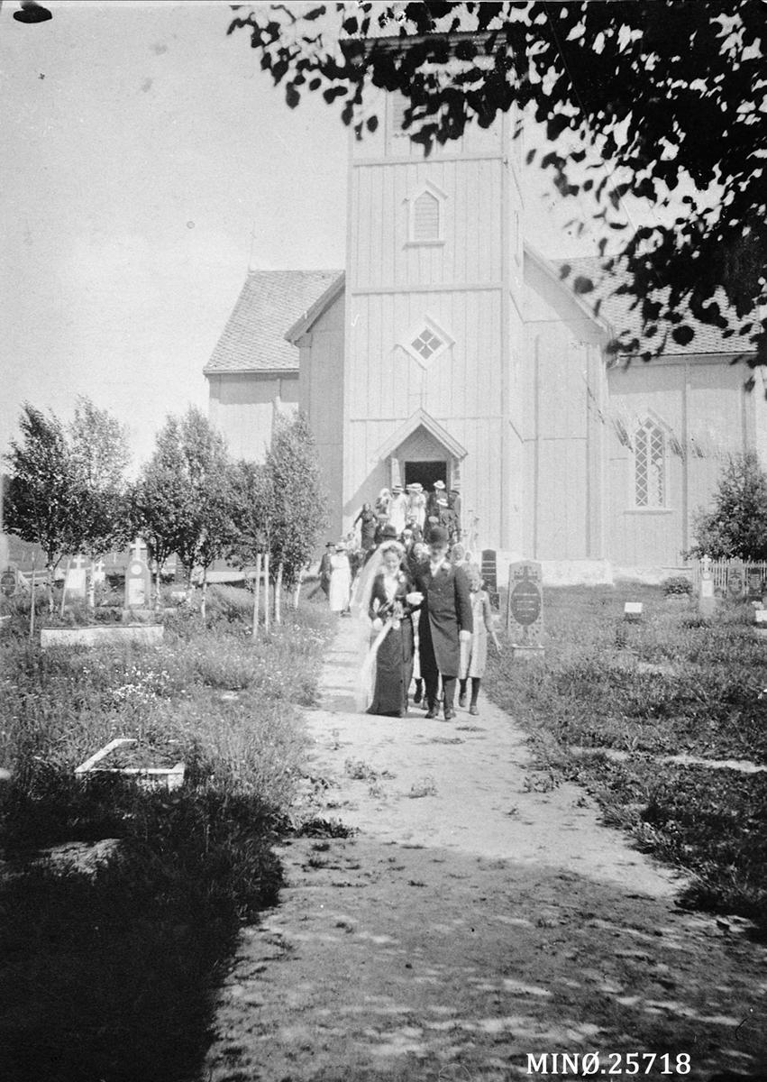 Bryllup i Simensgjelta i Dalsbygda 4/7-1914
Eli Anna Gjelten og Erik Grue i Os kirke. Brudefølget på vei ut av kirken