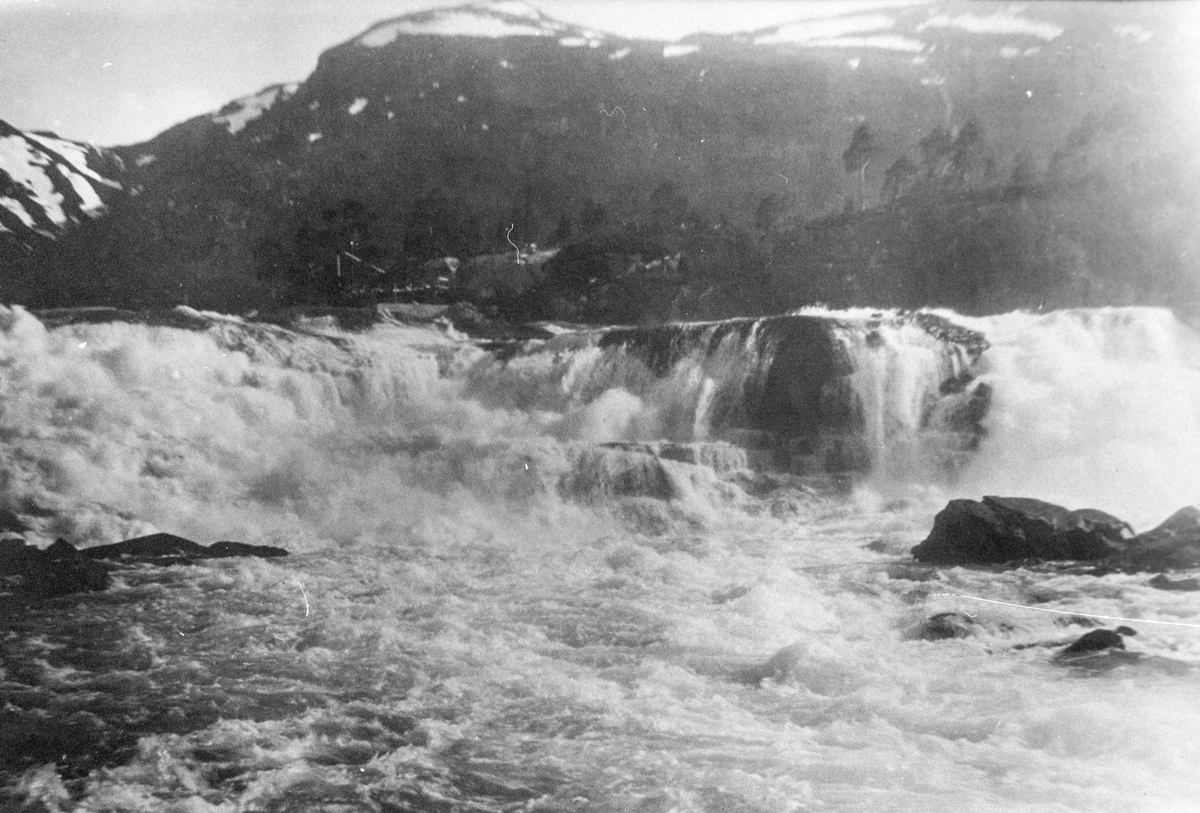 Vassendfossen i elva Tysso i Skjeggedal. 
