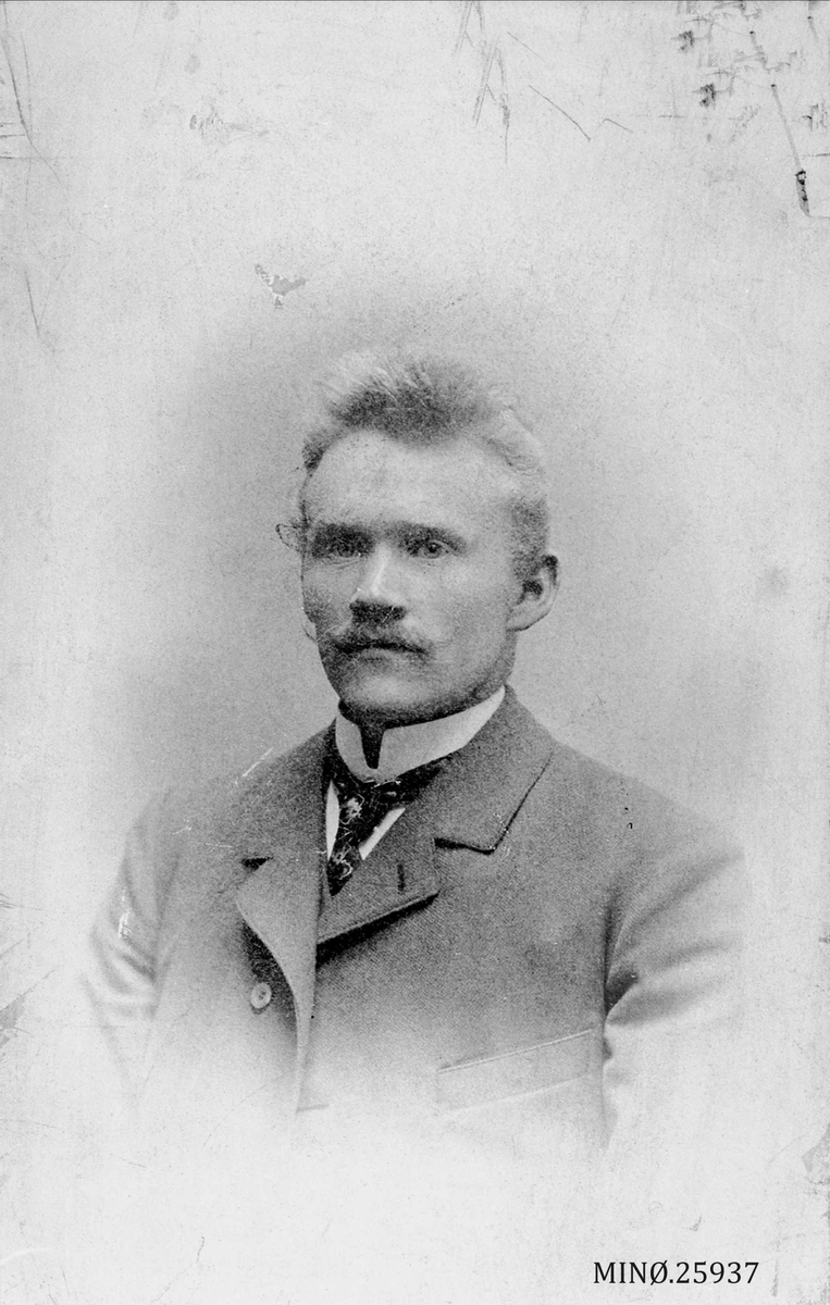 Portrett av mann. Ole Simensen Nyhus (1883-1934). 
Overtok Nyhus i Alvdal i 1926. 