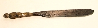 Kniv med blad av järn och skaft av mässing i form av en stående mansfigur.