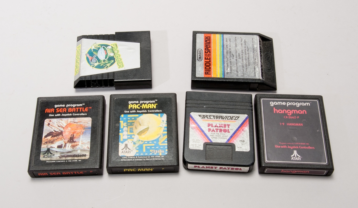Sex spelkassetter med spelen Pac-man, Air sea battle, Frogger, Planet Patrol, Hangman och Riddle of the Sphinx samt manual till spelet Combat. Manualer; se bilaga.