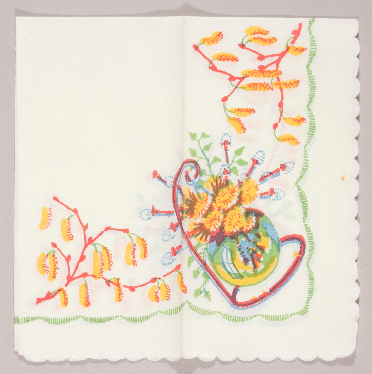 En bukett med gule blomster og grener med "gåsunger" i en vase som henger i et stativ. Grener med rakler. En bølget grønn kant.