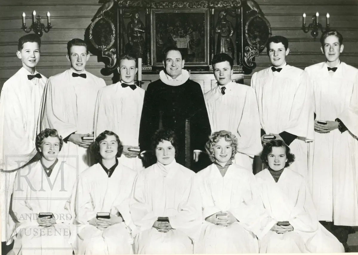 Konfirmasjon i Sørum kapell 1958, konfirmanter og prest