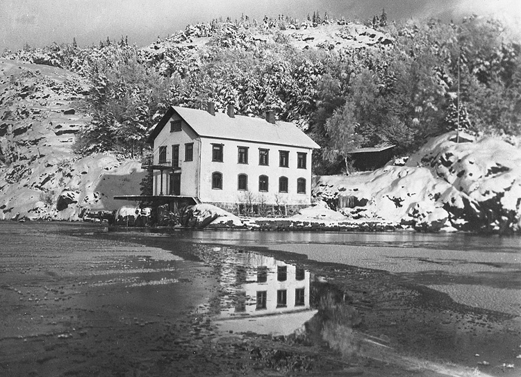 Enligt uppgift: "Bild från Bornö Hydrografiska station förmodligen från i början av 1930-talet. I bakgrunden syns den vedbod som senare flyttades och användes som båtmagasin. Toalett fanns vid vedboden".