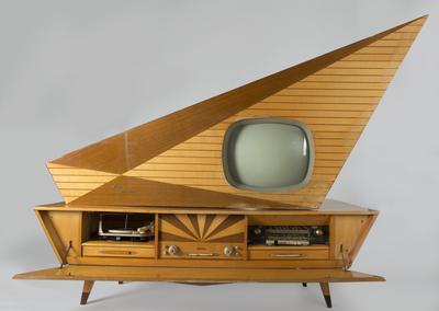 Kombinert radio, tv og platespiller med geometrisk utforming.. Foto/Photo