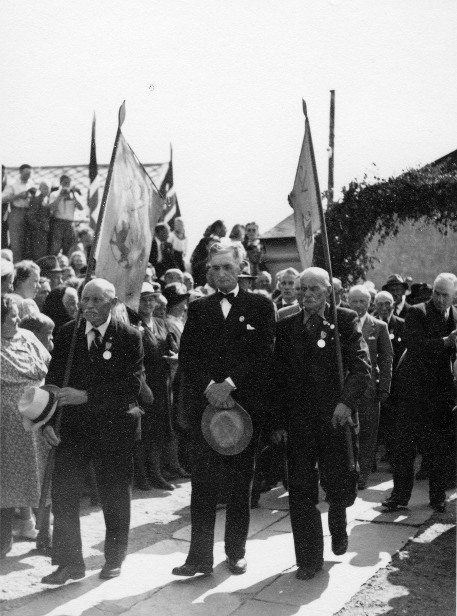 Johan Falkberget i spissen for opptoget under 300-årsjubileet for Røros Kobberverk i 1946, på vei inn i Røros kirke