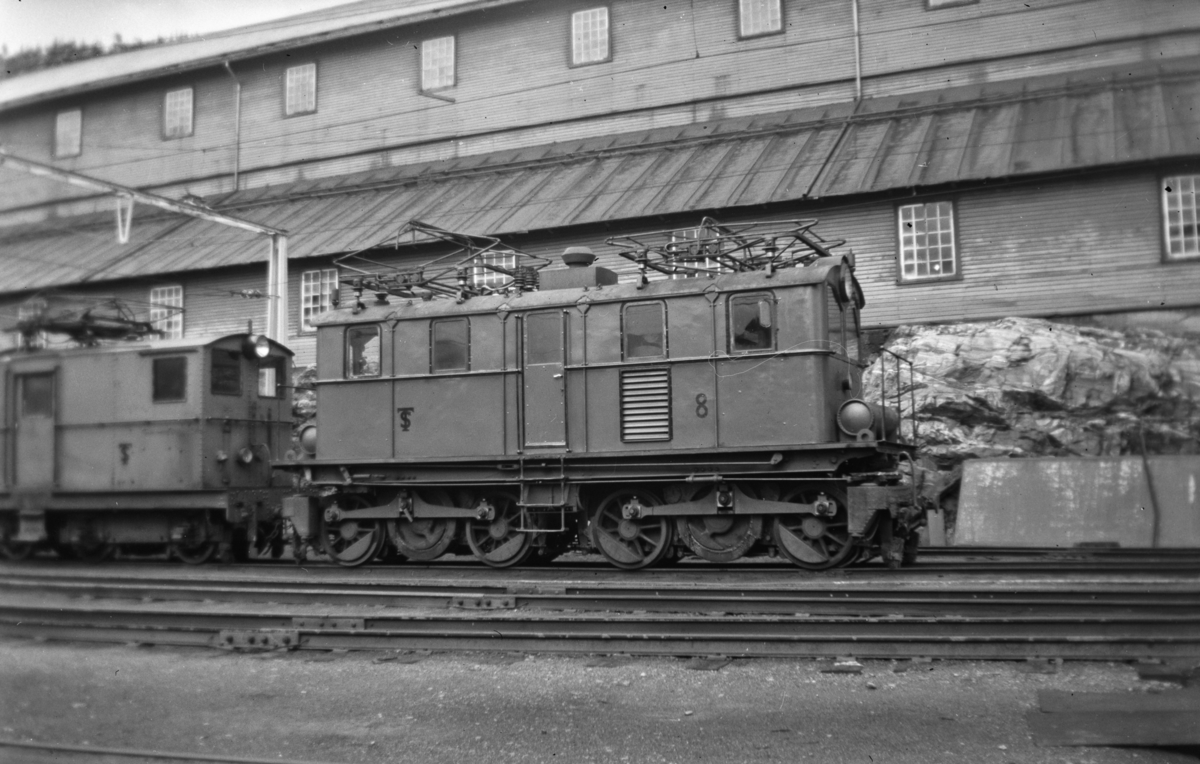 Thamshavnbanens lokomotiv nr. 8 på Thamshavn stasjon. Til venstre lokomotiv nr. 2.