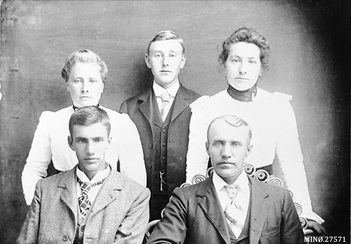 Gruppebilde. Foran Petter Trøen og Simen Trøen. Bak Oline Haugen, Ole