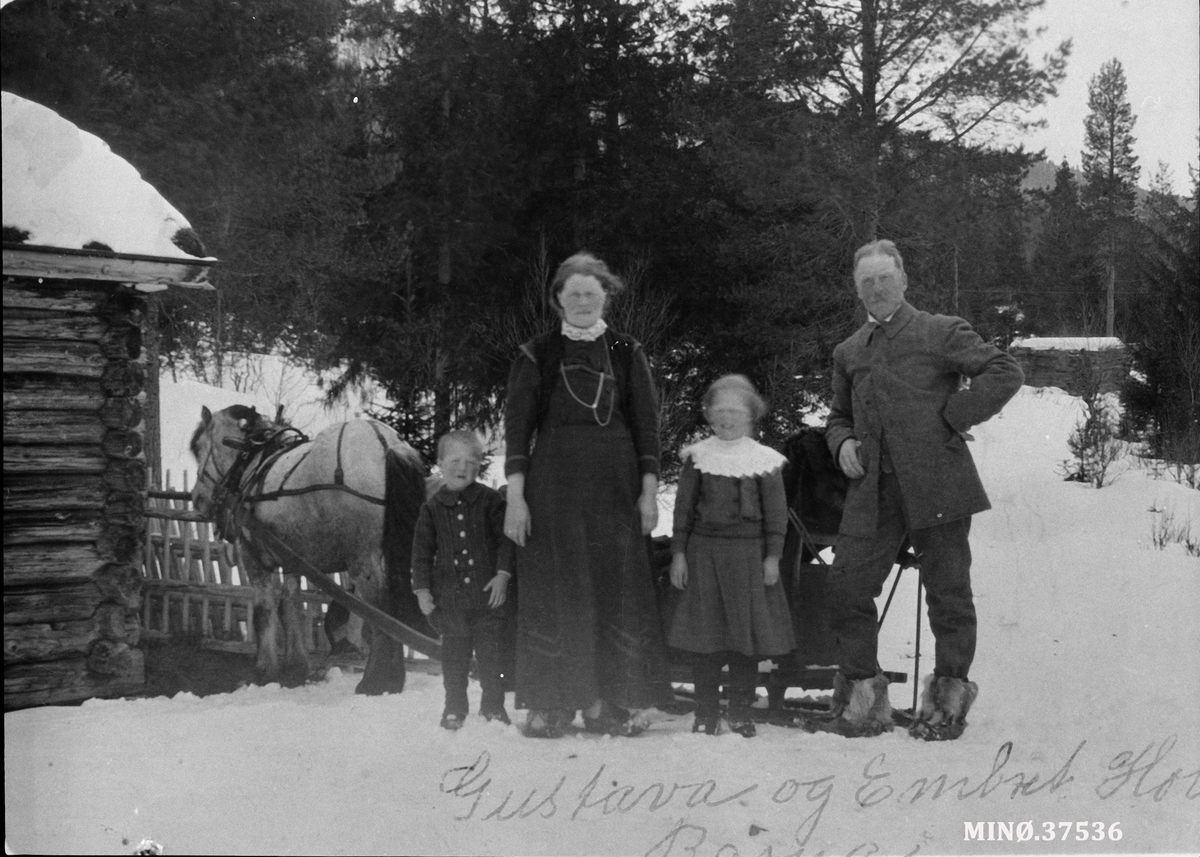 Familiebilde. Gustava og Embret Holann med barna Anne og Ola.