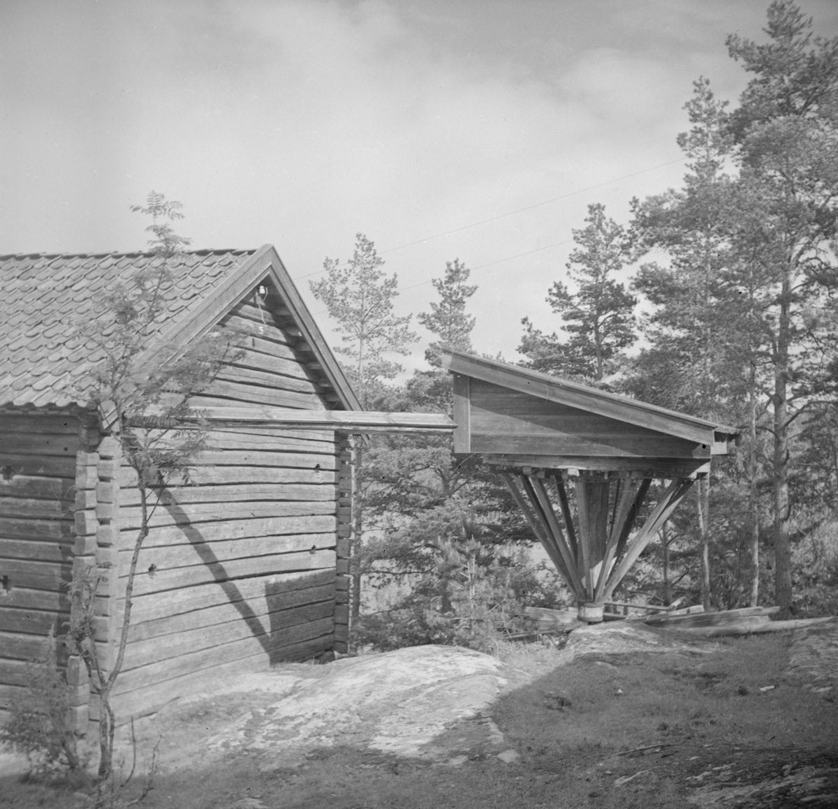 Motiv från Kisa hembygdsgård 1942. Bilden visar loge och tröskvandring från Långebråta gård. Skänkt till föreningen 1939.