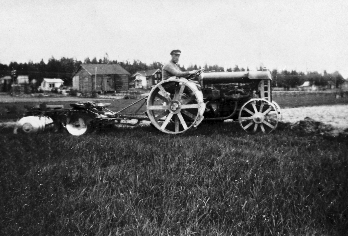 Jacob Dagfinrud harver med en av de første traktorene i Nord-Odal, en Fordson trolig av modell «noen-og-tjue«. I 1929 var det registrert fire traktorer i bygda; i 1939 er det åtte. Ukjent fotograf.