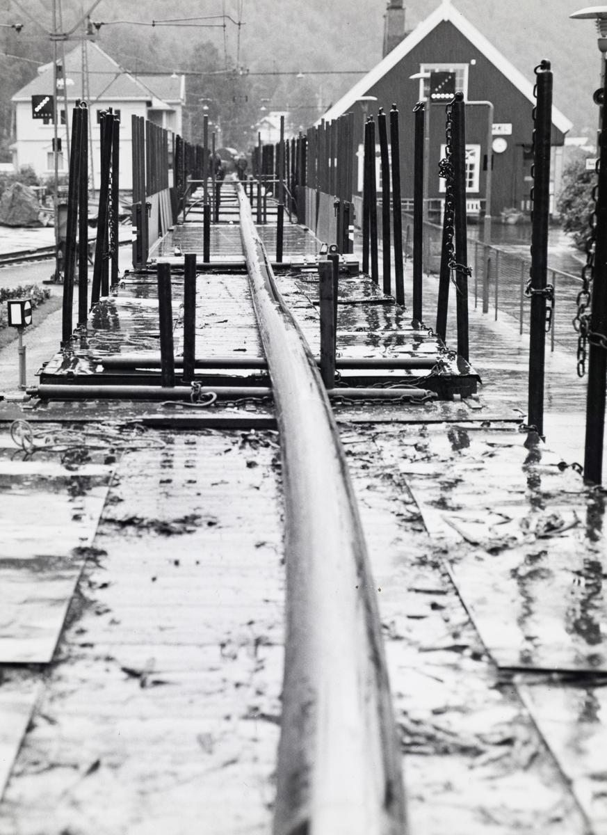 Fra fergeleiet på Mæl stasjon på Rjukanbanen. Transport av lang kabel.