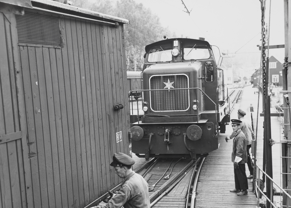 Et av Rjukanbanens  diesellokomotiv type DH 500 Ca skifter godsvogner ombord i fergen på Mæl stasjon på Rjukanbanen.
