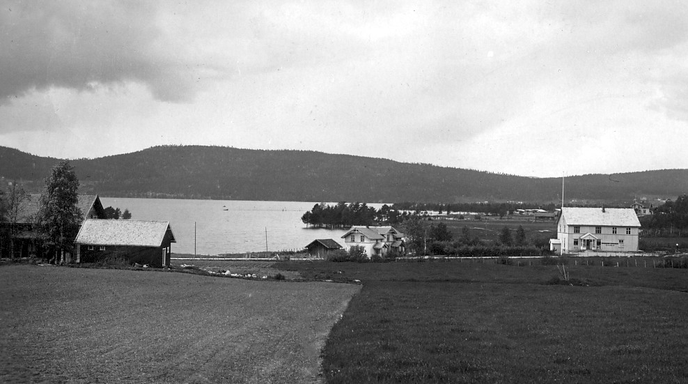 Postkort fra Mo ca 1922. «Snippen»-butikken til høyre. Barnehjemmet Enger er midt på bildet, og til venstre ligger husmorskolen. Foto: Carl Normann.