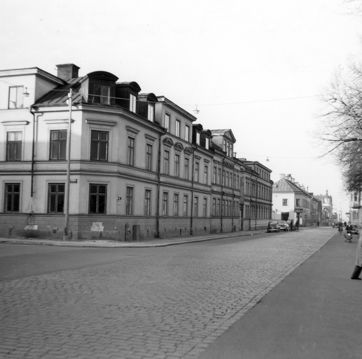 Parti av Norrköping. Skepparegatan norrut från korsningen med Prästgatan. Till vänster ses bebyggelse inom kvarteret Trasten. Bilden tagen i samband med rivningsansökan 1958.