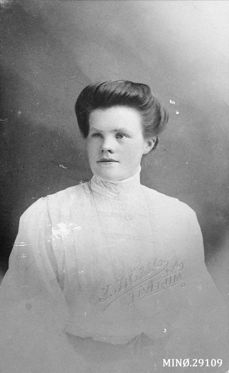 Portrett av kvinne. Oline Eggen Norsen Kveberg f. 31/5-1884