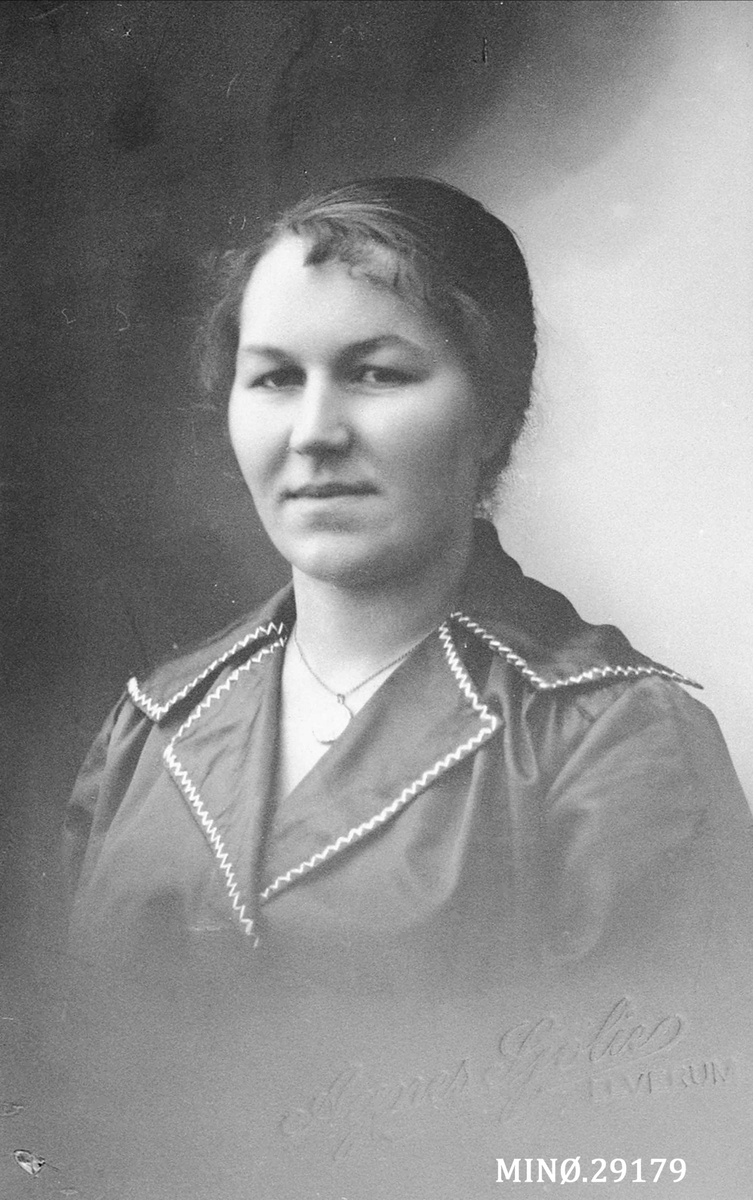 Portrett av kvinne. Bertine Samuelshaug f. Dølhaug