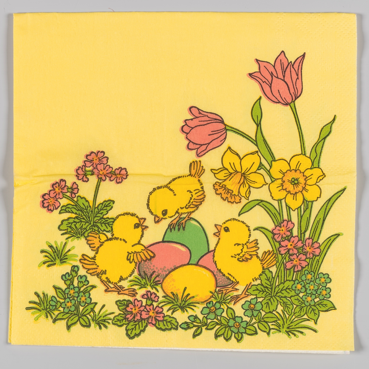 Tre kyllinger og kulørte påskeegg mellom tulipaner, påskeliljer og små blomster.