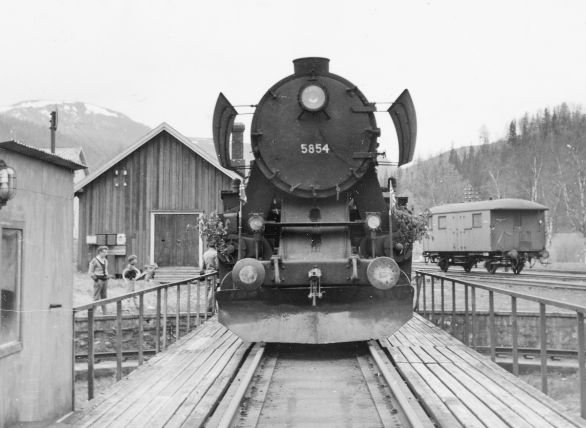 Damplok type 63a nr. 5854 på svingskiven på Gudå stasjon.
