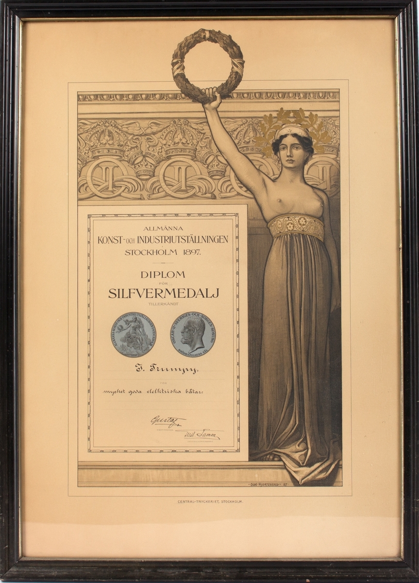 Bilde med diplom tildelt J. Trumpy fra Allmänna Konst- och Industriutställningen Stockholm 1897. Motiv av en kvinne kun iført langt skjørt som holder en krans i venstre hånd løftet opp over hodet.