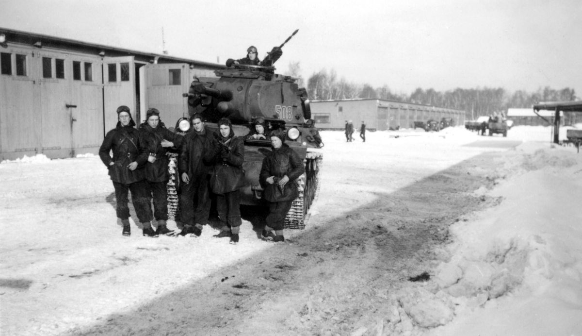 Del av Korpralskolans elever på P 4 garageplan efter stridsvagnsmarsch från Kråks skjutfält 1948. På förarplats i stridsvagnen sitter volontär Ericsson P 3.