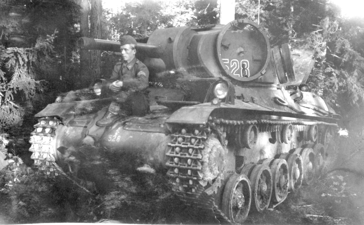 Furir Kjellgren I 1 sitter på en stridsvagn under övning på Rosersbergs skjutfält 1948.

Milregnr: 528