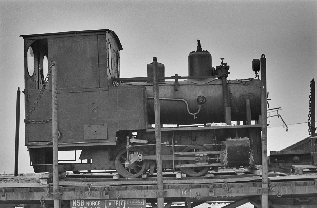 Damplokomotiv nr. 2 fra Bjørkaasen gruber i Ballangen under transport til ny eier Olaf Wiegels.