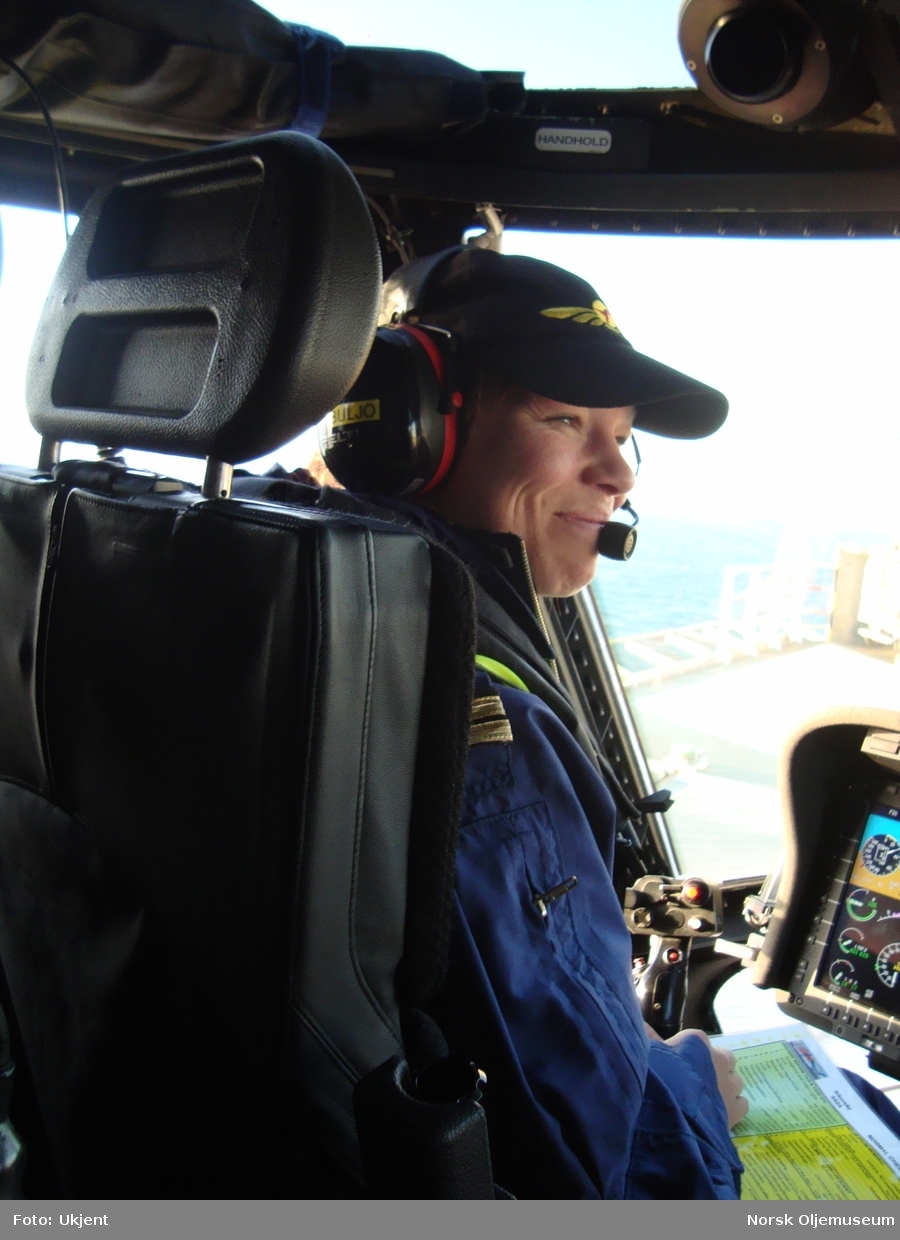 En blid helikopterpilot i helikopteret som snart er klar for take-off fra Draugen og retur til fastlandet og basen i Kristiansund