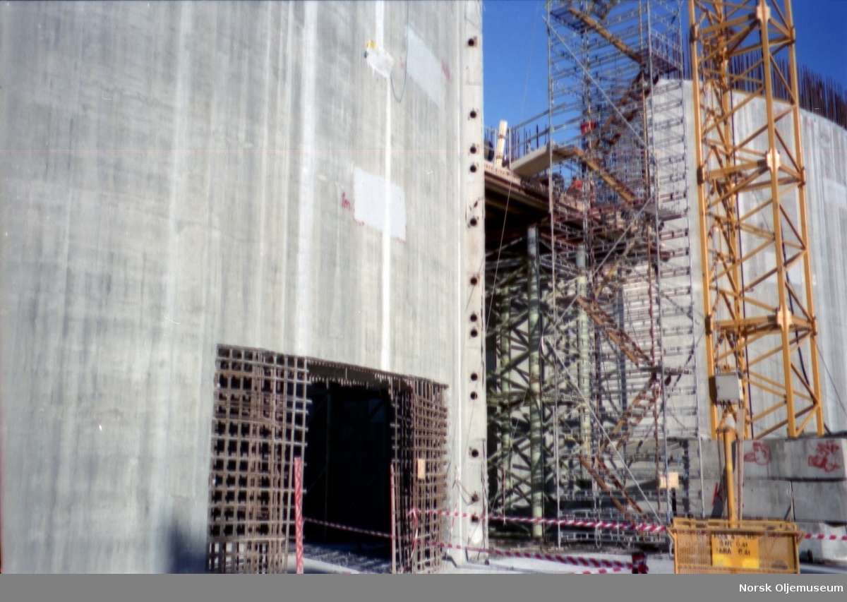 Draugen er under bygging i Jåttåvågen ved Stavanger, og det går med store mengder betong, armeringsjern og andre typer av rør og prosessutstyr som monteres underveis i byggeprosessen.