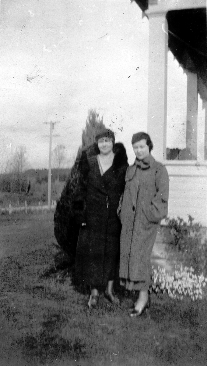Magda Tobiassen sammen med  den eldste datteren utenfor deres hjem i Seattle, USA