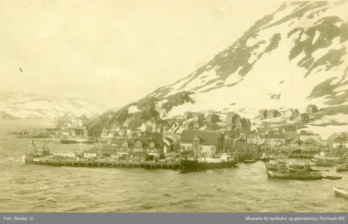 Postkort. Honningsvåg. Holmen med dampskipskaia. Ca. 1920.