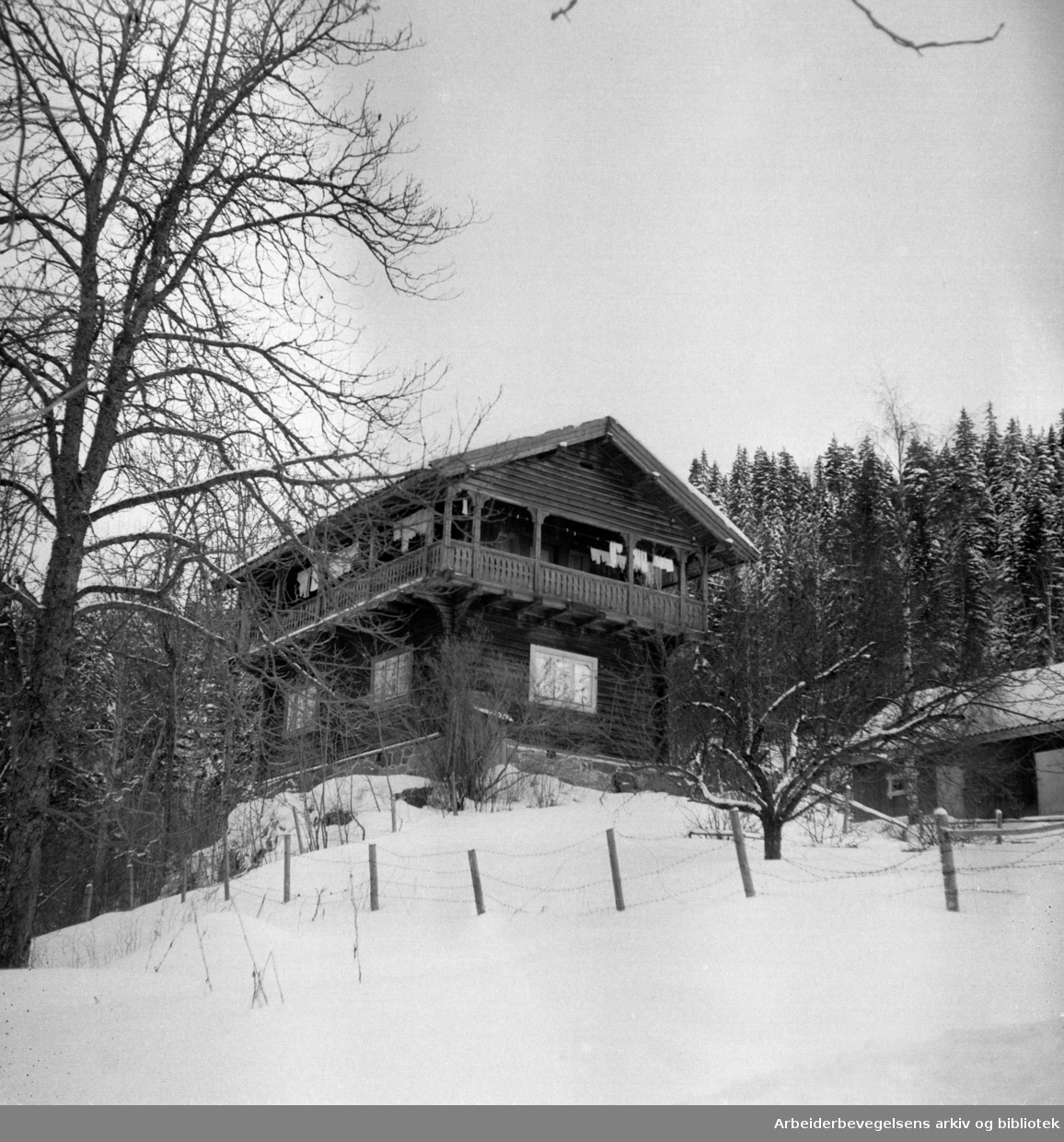 Østmarka, Sarabråten. Turisttrafikken er nede i en bølgedal, men om vinteren er det mange skigåere i området. Februar 1953