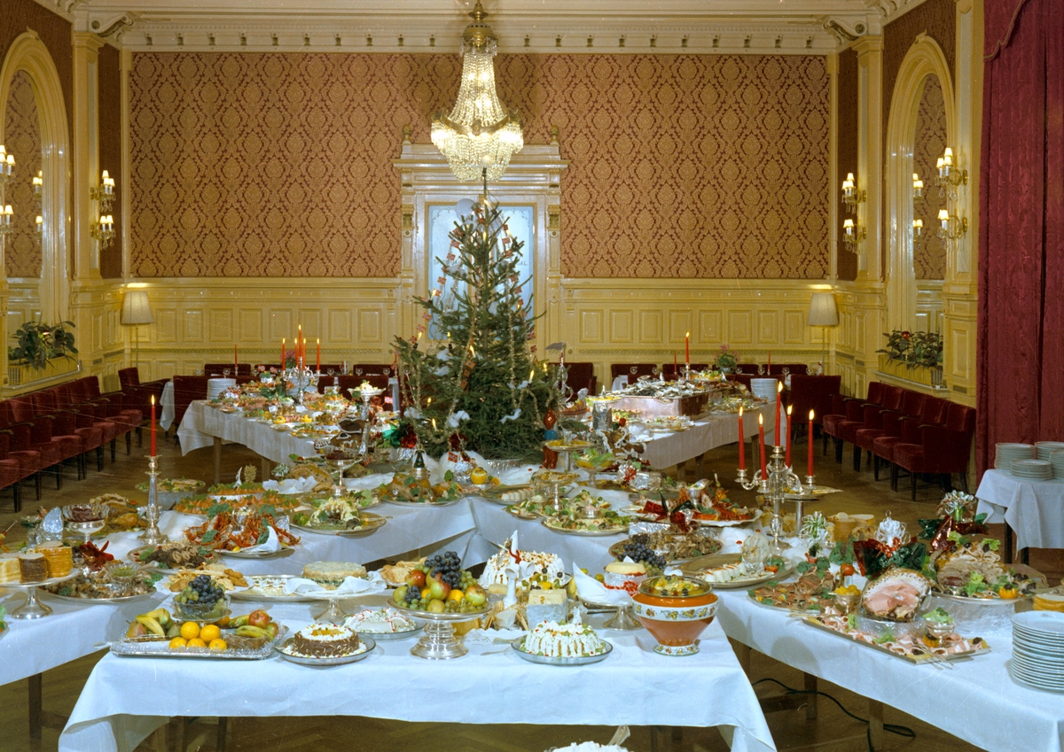 Julebord i Speilsalen i Britannia Hotell