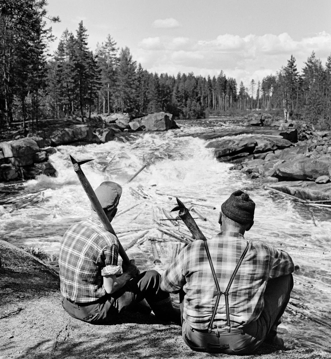 Bildet viser to tømmerfløtere i 1969 ved et av Flisfallene i elva Flisa, Hedmark (Foto/Photo)
