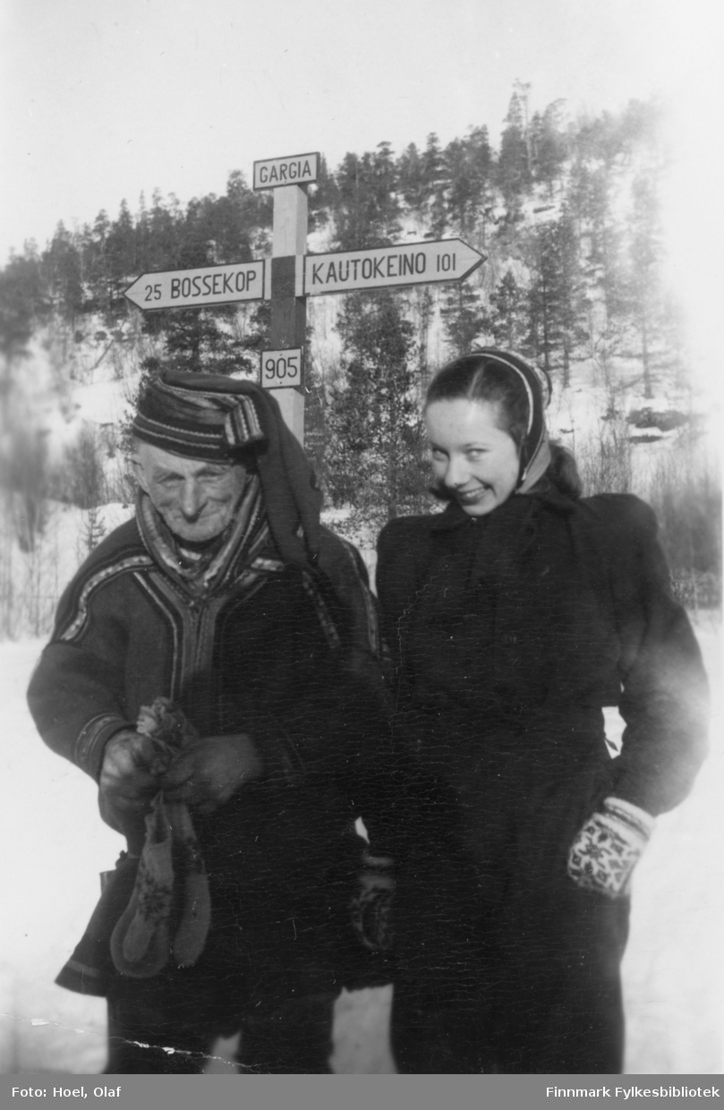 En kvinne og en eldre samisk mann foran et veiskilte i Gargia. En serie med 14 fotografier av landsgymnasets vintertur til Gargia Fjellstue rundt 1950. Til Bossekop-markedet samlet seg samene med sleder og reinsdyr ved Gargia Fjellstue.

Olaf Hoel (1903-1970) var den første rektoren ved fylkets første gymnas Finnmark off. Gymnas i Alta i årene 1948-1952. Kjell F. Hoel har gitt en liten bildesamling etter sin far fra hans tid i Alta til Finnmark fylkesbibliotek. Olaf Hoel gjorde en pionerinnsats for skolen under gjenreisningen av landsdelen etter krigen.