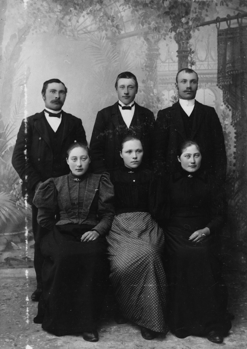 Atelierportrett av seks personer.Tranøy ca 1900