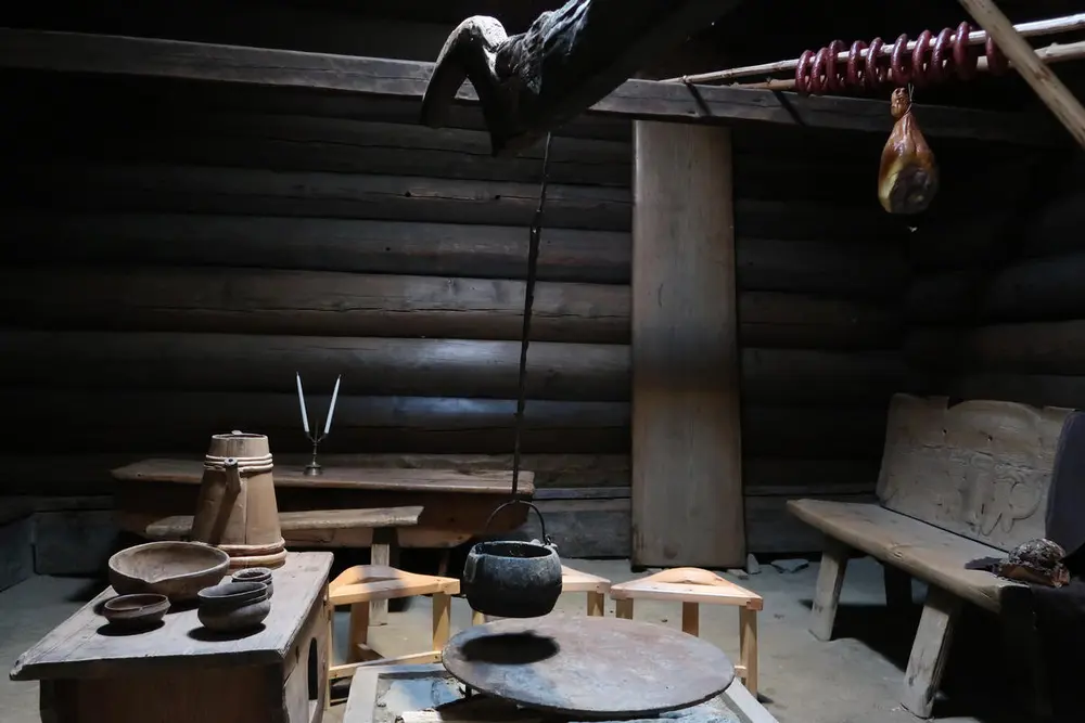 Stue fra Kjelleberg, Setesdal, på Norsk Folkemuseum. Foto: Astrid Santa, Norsk Folkemuseum.