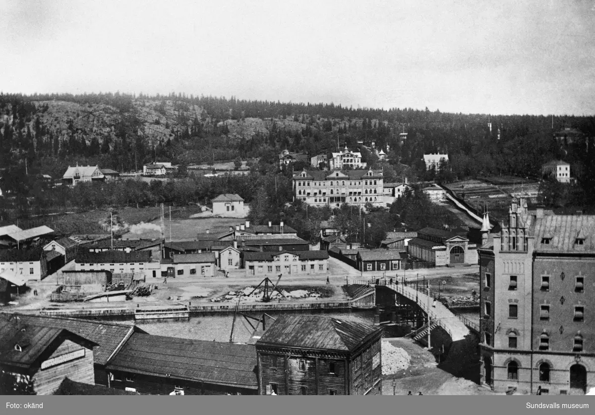 Utsikt från söder mot Norrmalm. Den stora vita byggnaden i sluttningen mot Norra stadsberget är Medelpads Lazarett (uppfört 1873-75). Byggnaden flyttades 1907 till Baldersvägen(blev där sanatorium) och ersattes av en ny större sjukhusbyggnad i sten.