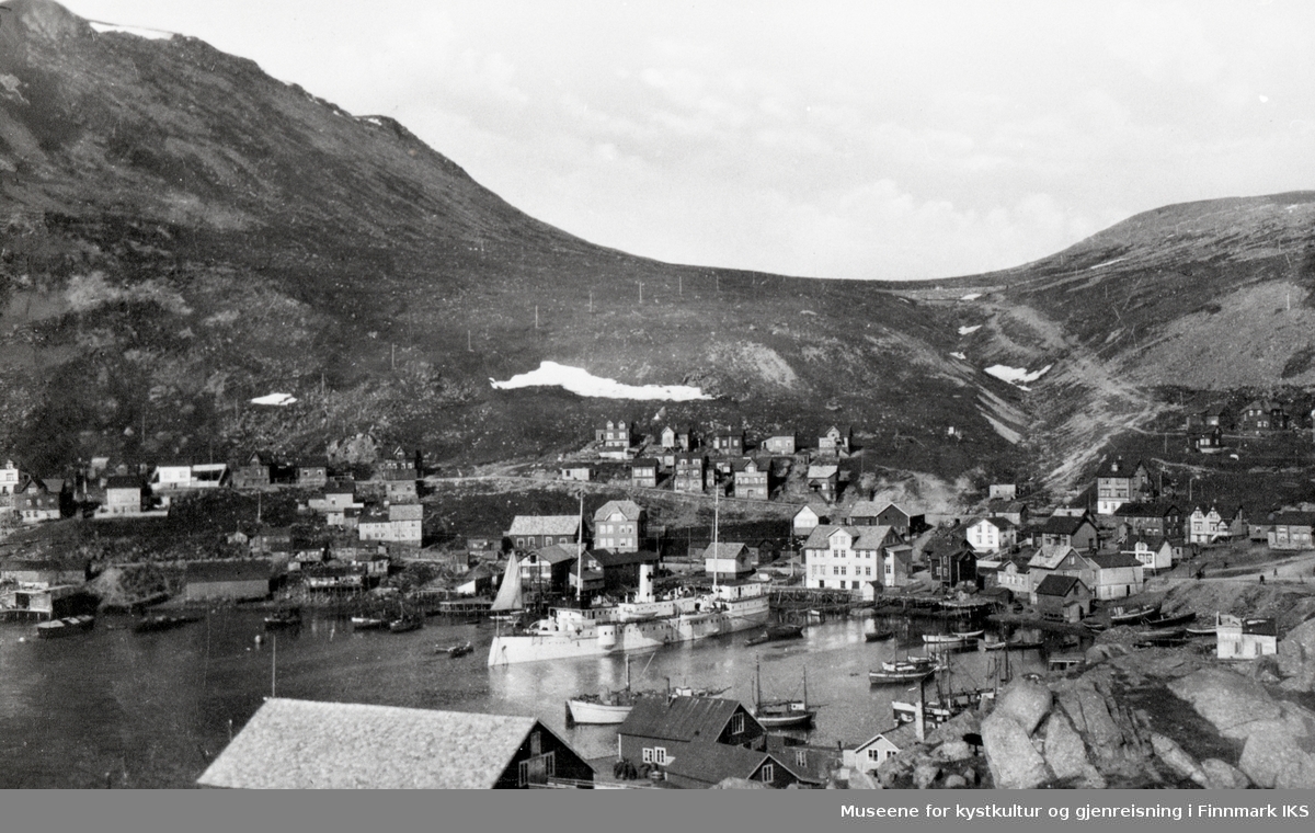 Postkortmotiv. Deler av Honningsvåg mot Vågen og Elvedalen. Bebyggelse og fiskebåter. Midt i bildet hospitalskipet "Viking" og Toklegården. 1924-1932.