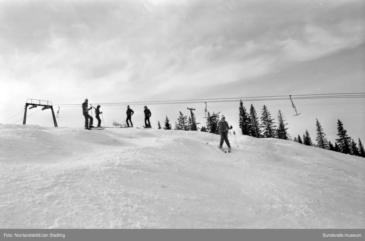 Hassela vintersport, slalombacke, skidlift, sportstugor, husvagnscamping. Bilder för reklambroschyr.